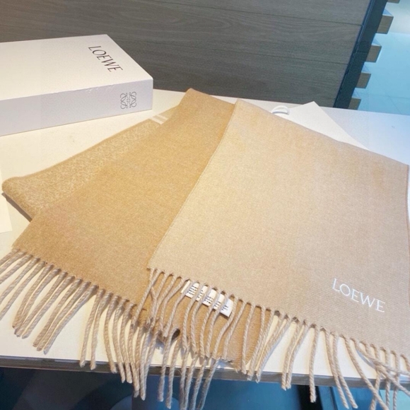 LOEWE's new cashmere and wool blended jacquard scarf - Picture 4 of 9